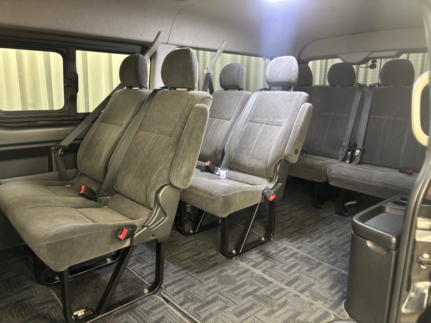 ハイエースワゴン　広い車内