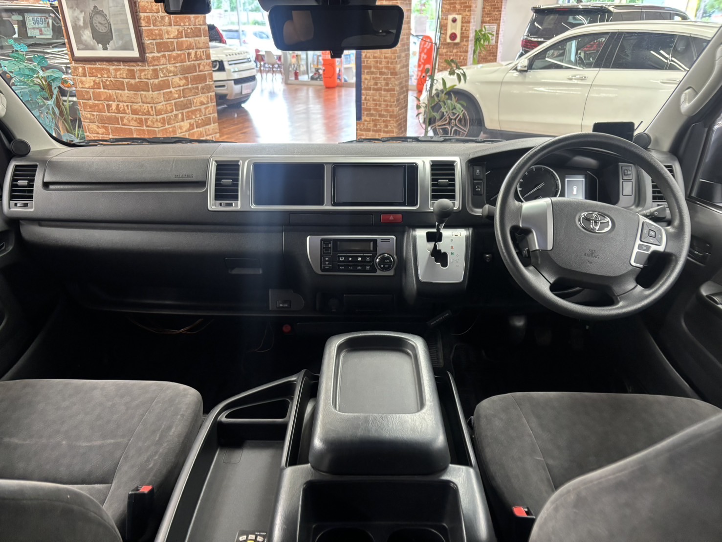 ハイエースワゴン　運転席