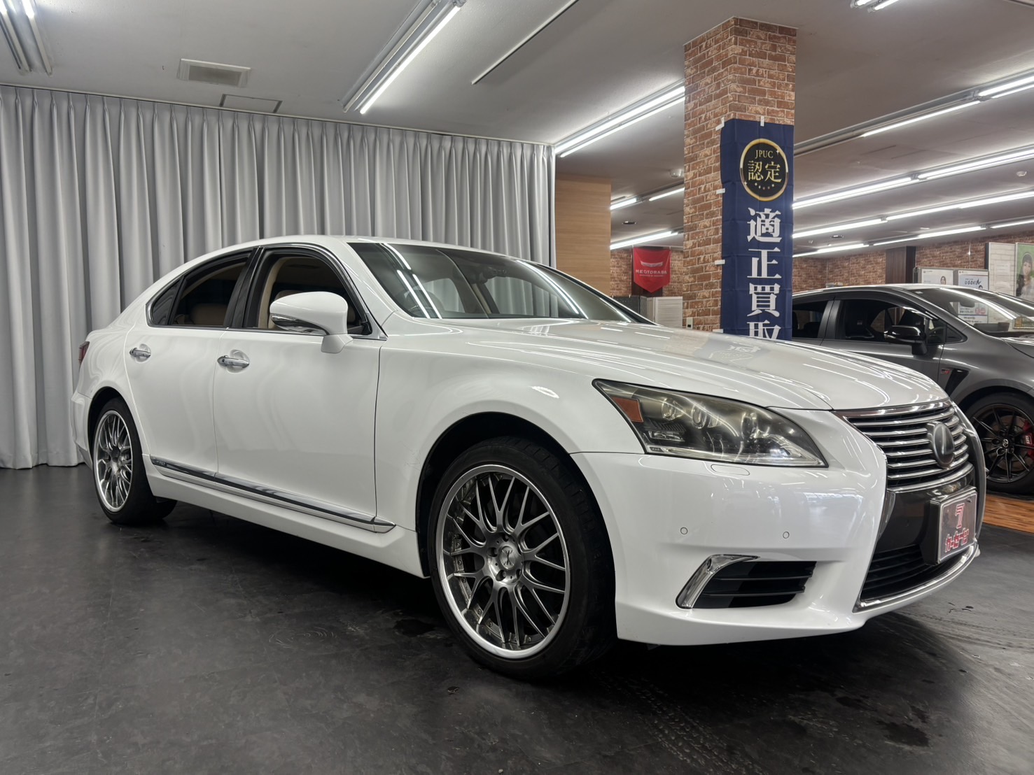LS600h　右斜め前