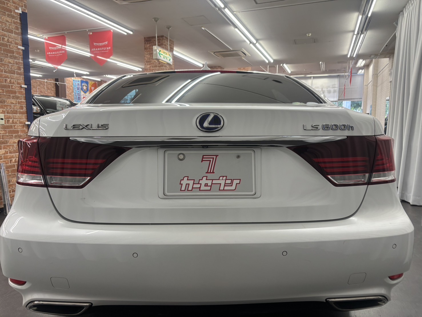 LS600h　後ろ