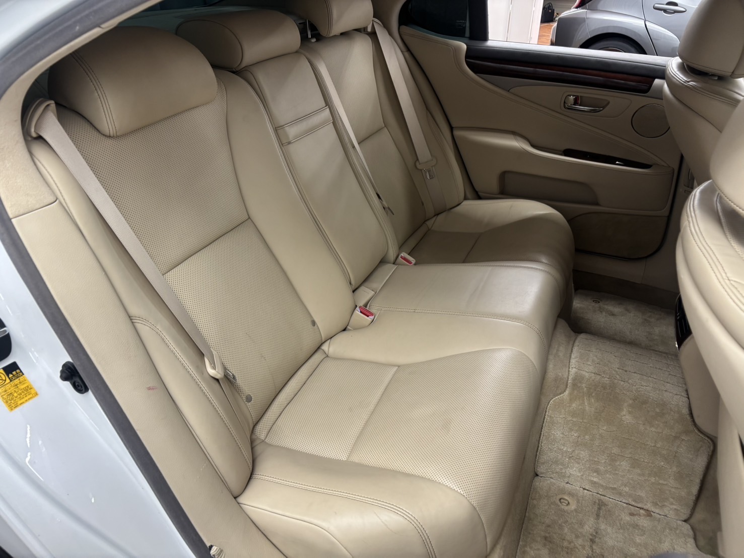 LS600h　後部座席