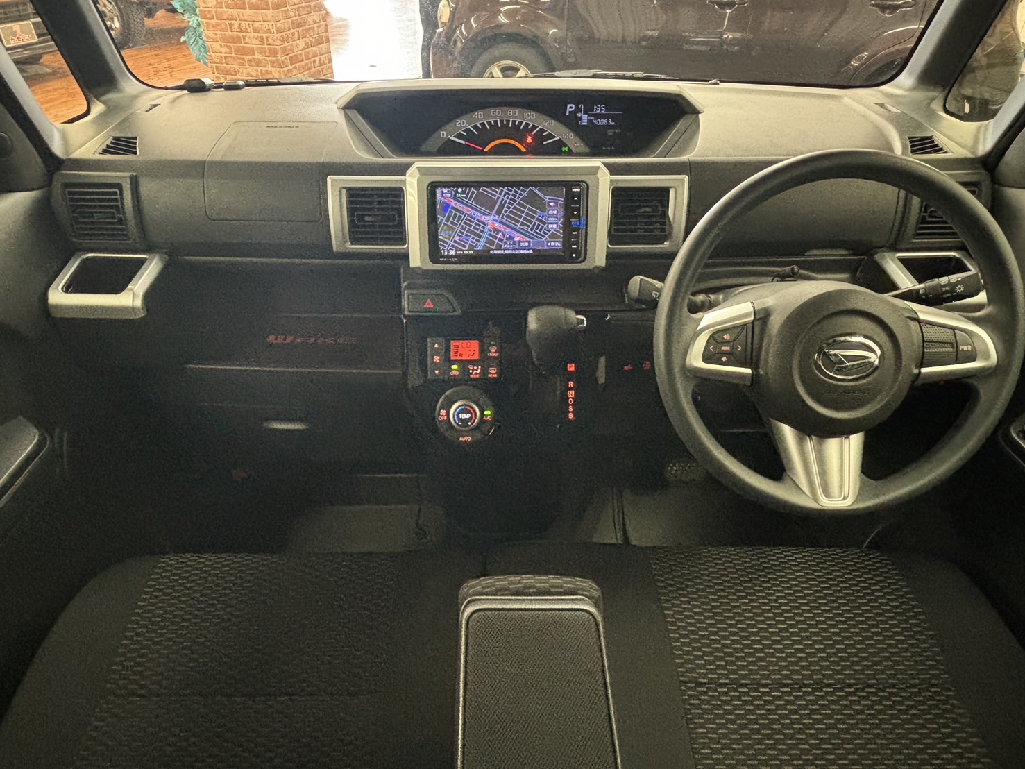 ウェイク　運転席