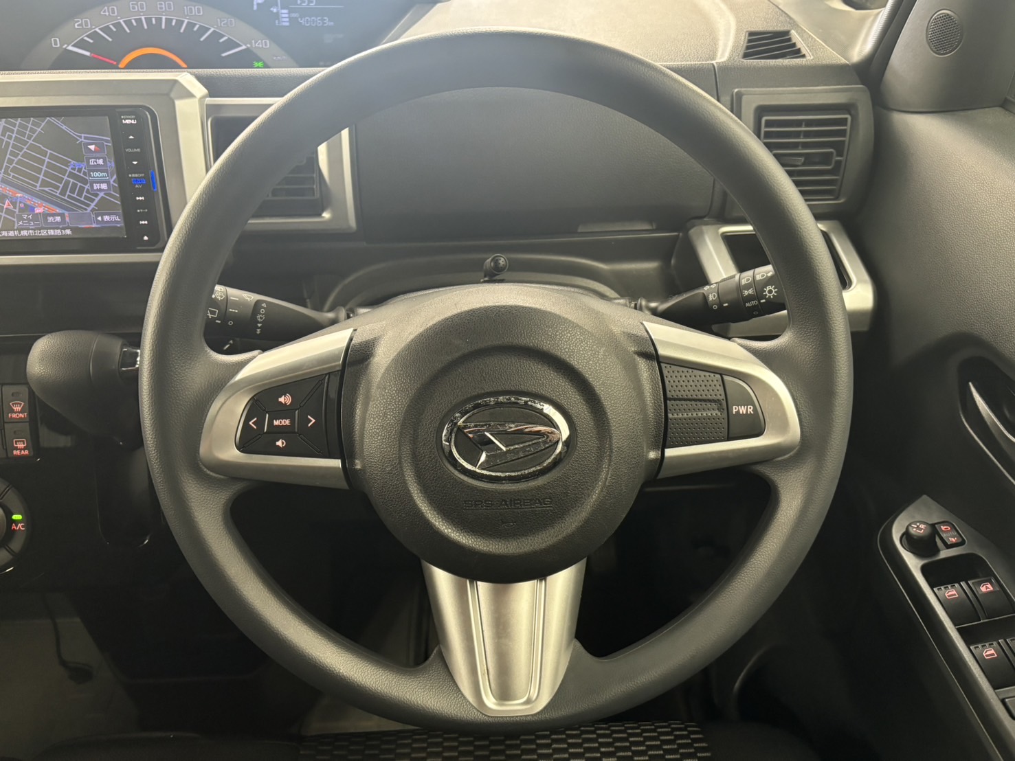 ウェイク　運転席