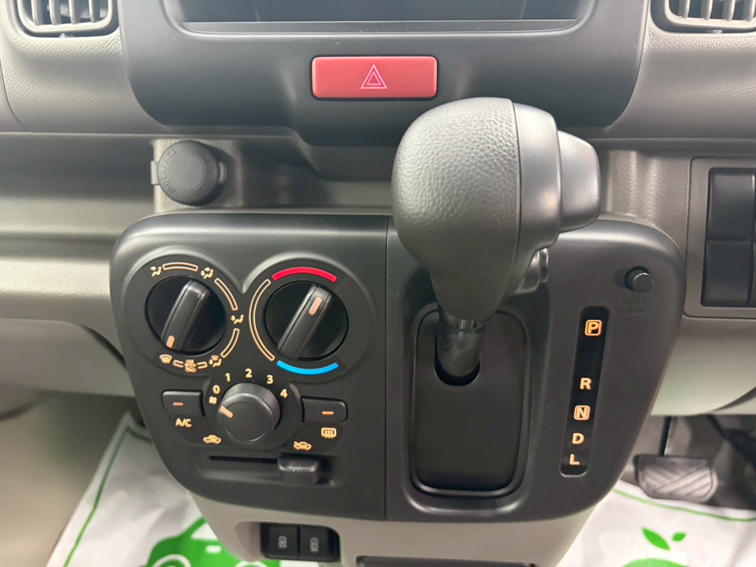 美使用軽江別店のお車をご覧いただき誠にありがとうございます！ご来店またはお電話やウェブでもご商談が可能ですのでご気軽にご相談くださいませ！