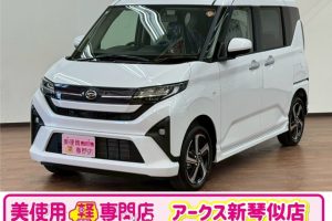 ダイハツ ムーヴ 660 RS 4WD　スマートアシスト　両側パワースライドドア　純正ナビ　TV　バックカメラ　クルーズコントロール　LEDヘッドライト　LEDフォグランプ　USB端子　アイドリングストップ　ステアリングスイッチ　純正15インチアルミ （シャイニングホワイトパール）