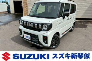 スズキ スペーシア 660 ギア ハイブリッド XZ 4WD　両側電動スライドドア　シートヒーター　アダクティブクルーズコントロール　アクセル踏み間違い防止装置　ステアリングヒーター　フロントフォグランプ　オートエアコン　アイドリングストップ　障害物センサー （ピュアホワイトパール）
