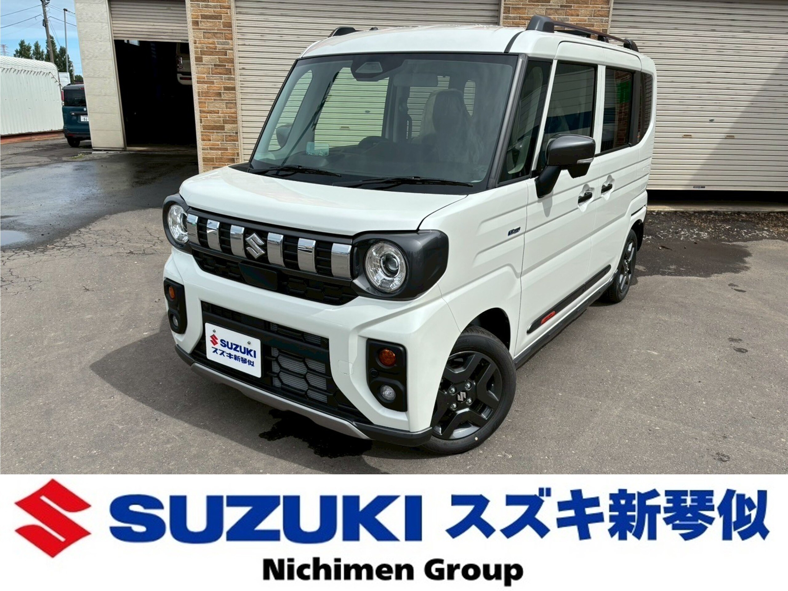 スズキ スペーシア 660 ギア ハイブリッド XZ 4WD　両側電動スライドドア　シートヒーター　アダクティブクルーズコントロール　アクセル踏み間違い防止装置　ステアリングヒーター　フロントフォグランプ　オートエアコン　アイドリングストップ　障害物センサー （ピュアホワイトパール）