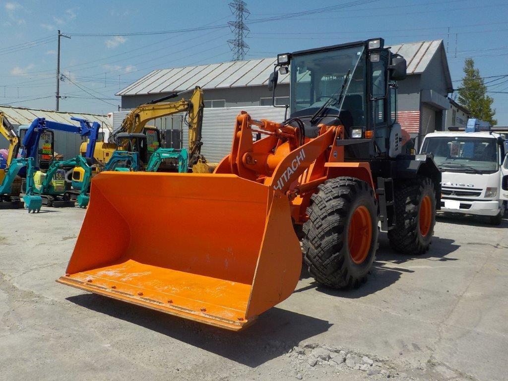 平成29年 日立 ZW100-5B 1.3㎥ スノースパイクタイヤ・エアコン付(車検令和5年6月)